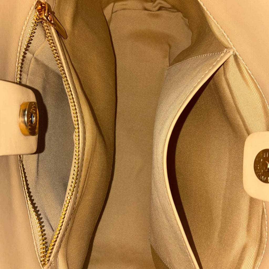 Queen textured handbag