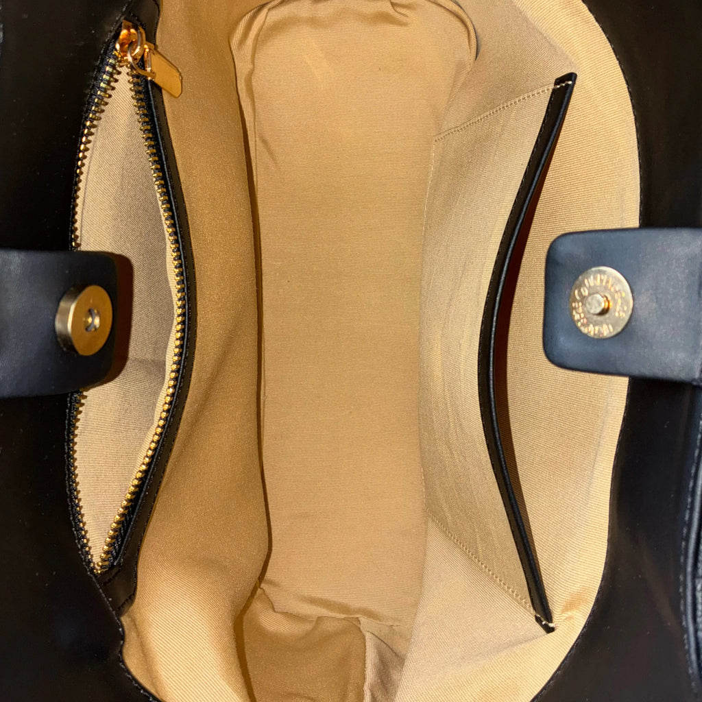 Queen textured handbag